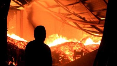 Pabrik Konstruksi di Serpong Kebakaran, Asap Masih Mengepul