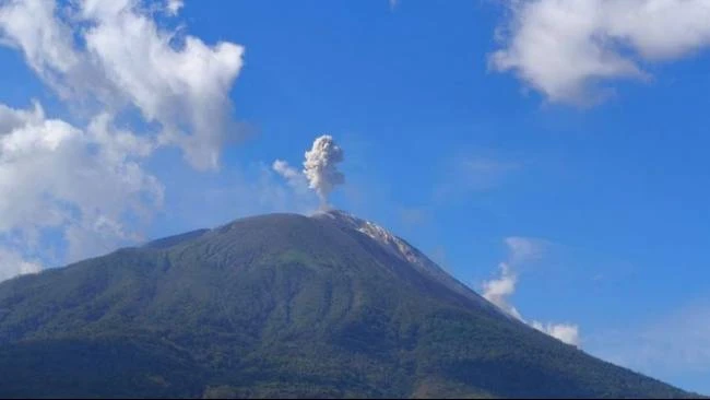 Gunung Ile Lewotolok Meletus