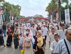 Dekorasi di Bundaran HI Jadi Spot Foto Lebaran Keluarga Usai Salat Id