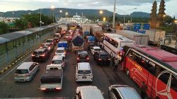 Antrean Kendaraan Menuju Pelabuhan Gilimanuk Bali Mengular 22 Km, Pemudik Terjebak 10 Jam