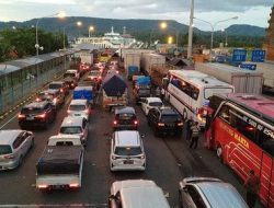 Antrean Kendaraan Menuju Pelabuhan Gilimanuk Bali Mengular 22 Km, Pemudik Terjebak 10 Jam